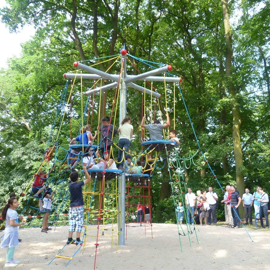 Turm-Spielgerät im Generationenpark